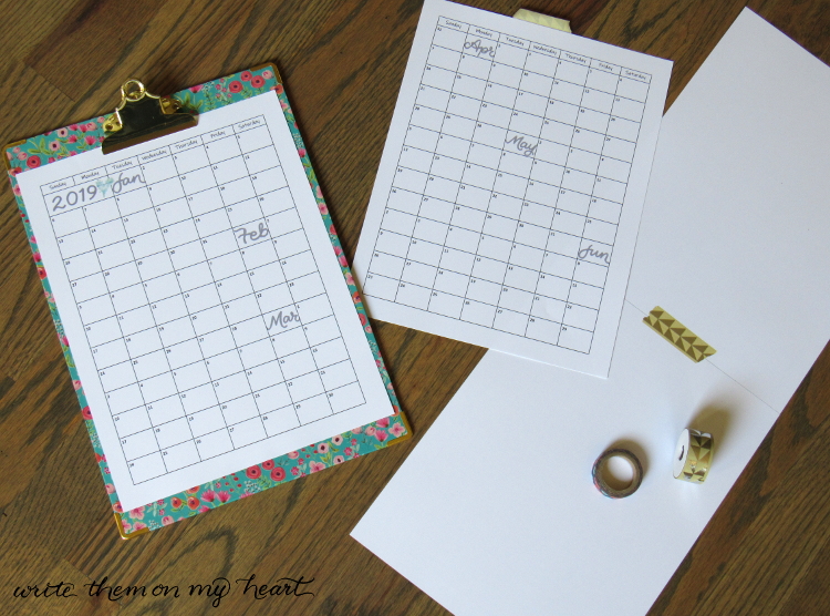 Print, plan, and see your whole year at once with this 2019 printable wall calendar! #2019printablecalendar #yearplanningcalendar #2019wallplanner 